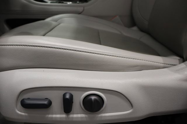 Used 2023 GMC Acadia SLT image 23