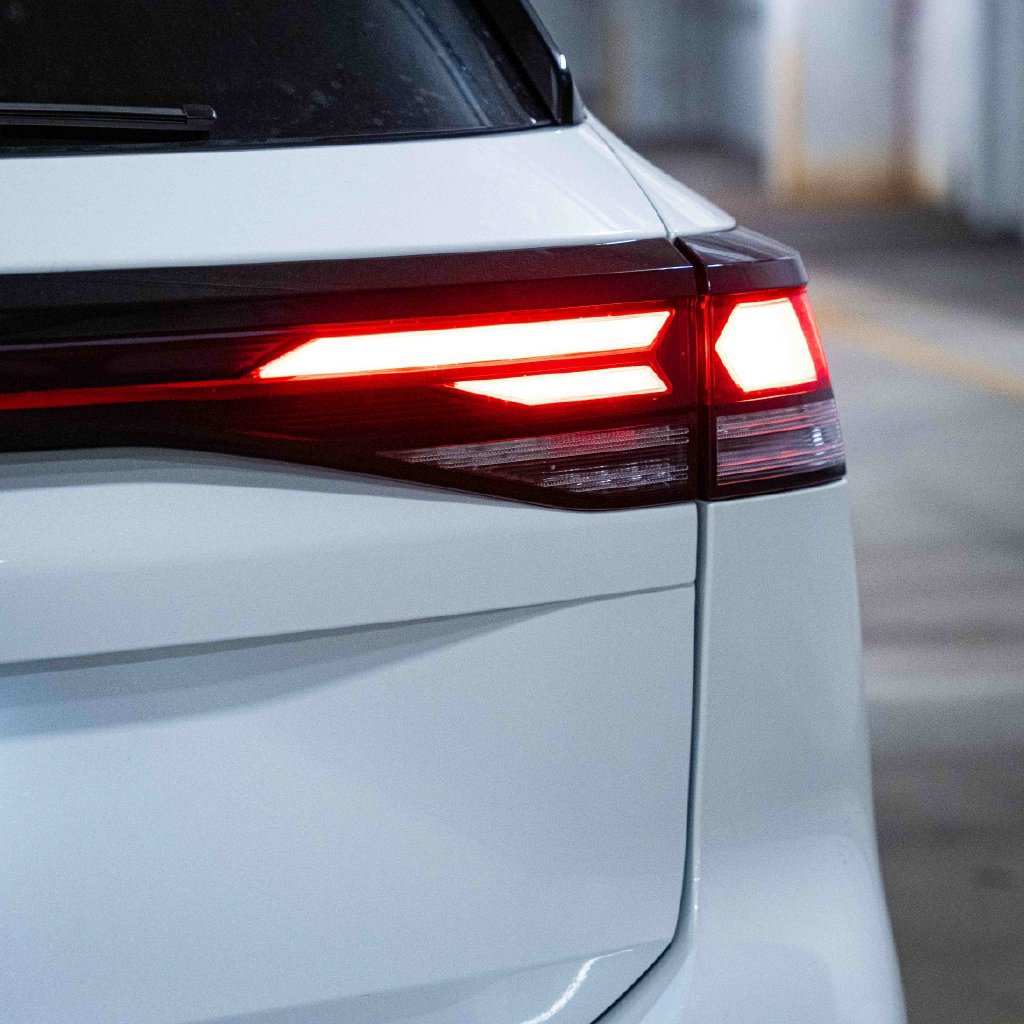 New 2026 Volkswagen Tiguan SE R-Line FWD image 5