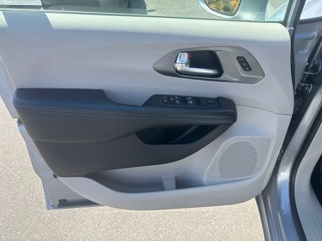 Used 2021 Chrysler Pacifica Touring-L FWD image 11