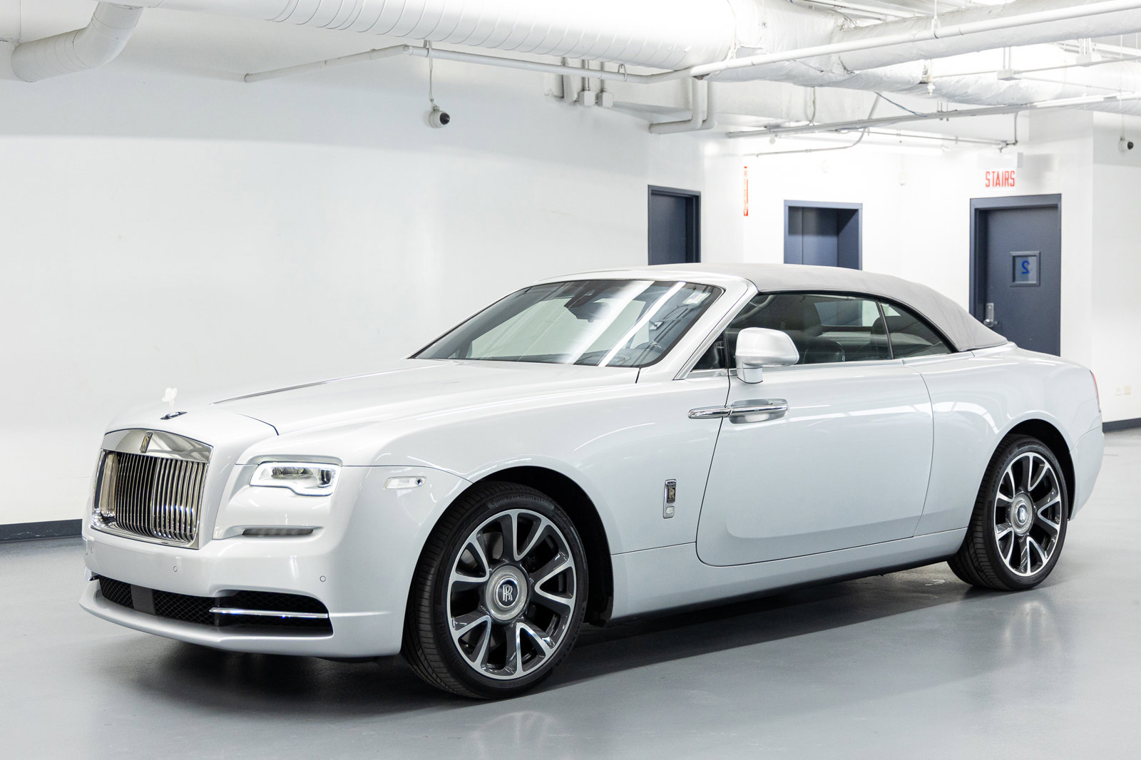 Used 2017 Rolls-Royce Dawn image 3