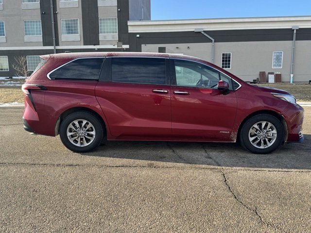 Certified 2021 Toyota Sienna XLE image 13