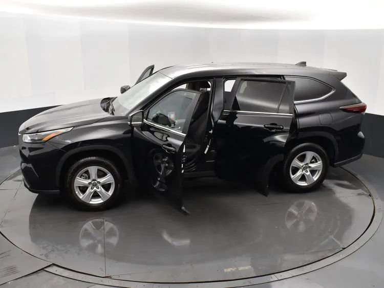 Used 2025 Toyota Highlander LE FWD image 7