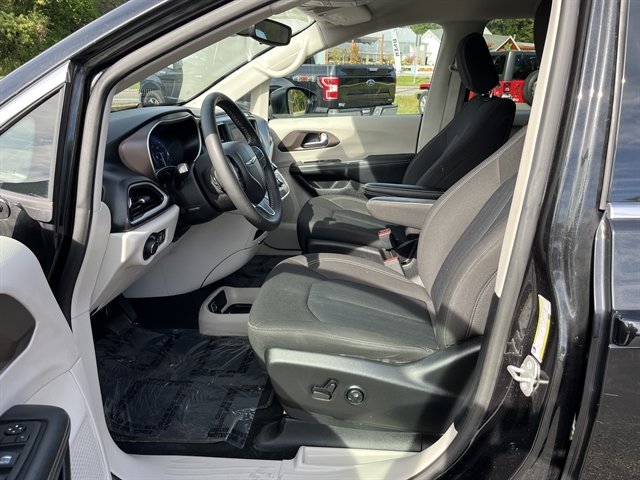 Used 2023 Chrysler Voyager LX FWD image 20