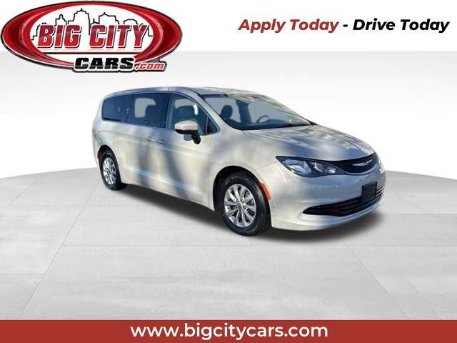 Used 2017 Chrysler Pacifica Touring w/ Tire & Wheel Group FWD image 1