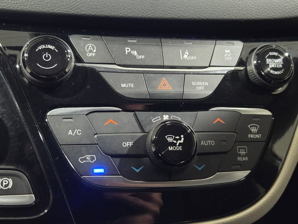 Certified 2023 Chrysler Pacifica Touring-L image 9