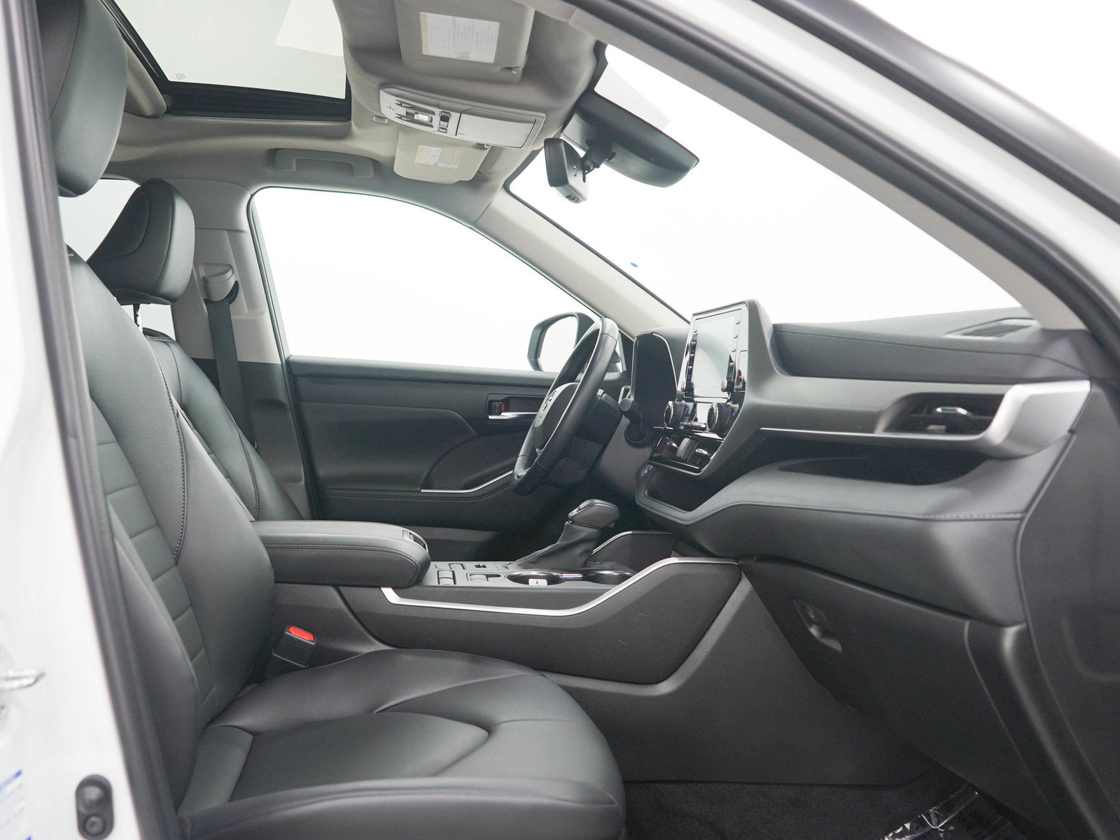 Used 2022 Toyota Highlander XLE AWD/4WD image 13