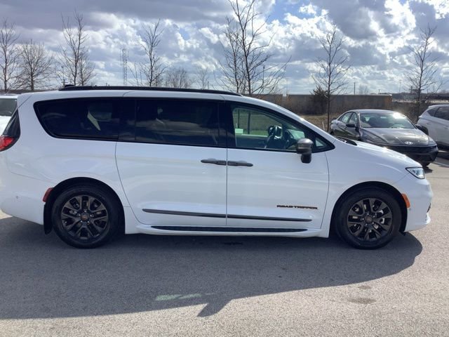 Used 2023 Chrysler Pacifica Touring-L w/ Road Tripper Package image 4