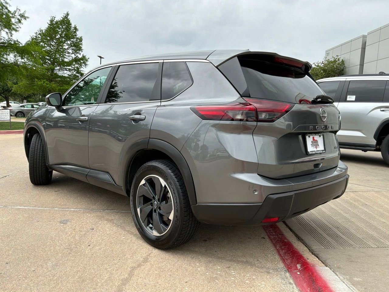 Used 2025 Nissan Rogue SV image 7