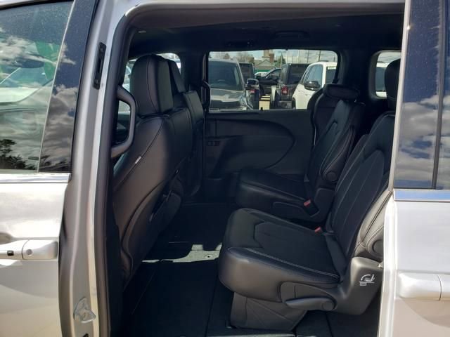 New 2026 Chrysler Pacifica Select image 7
