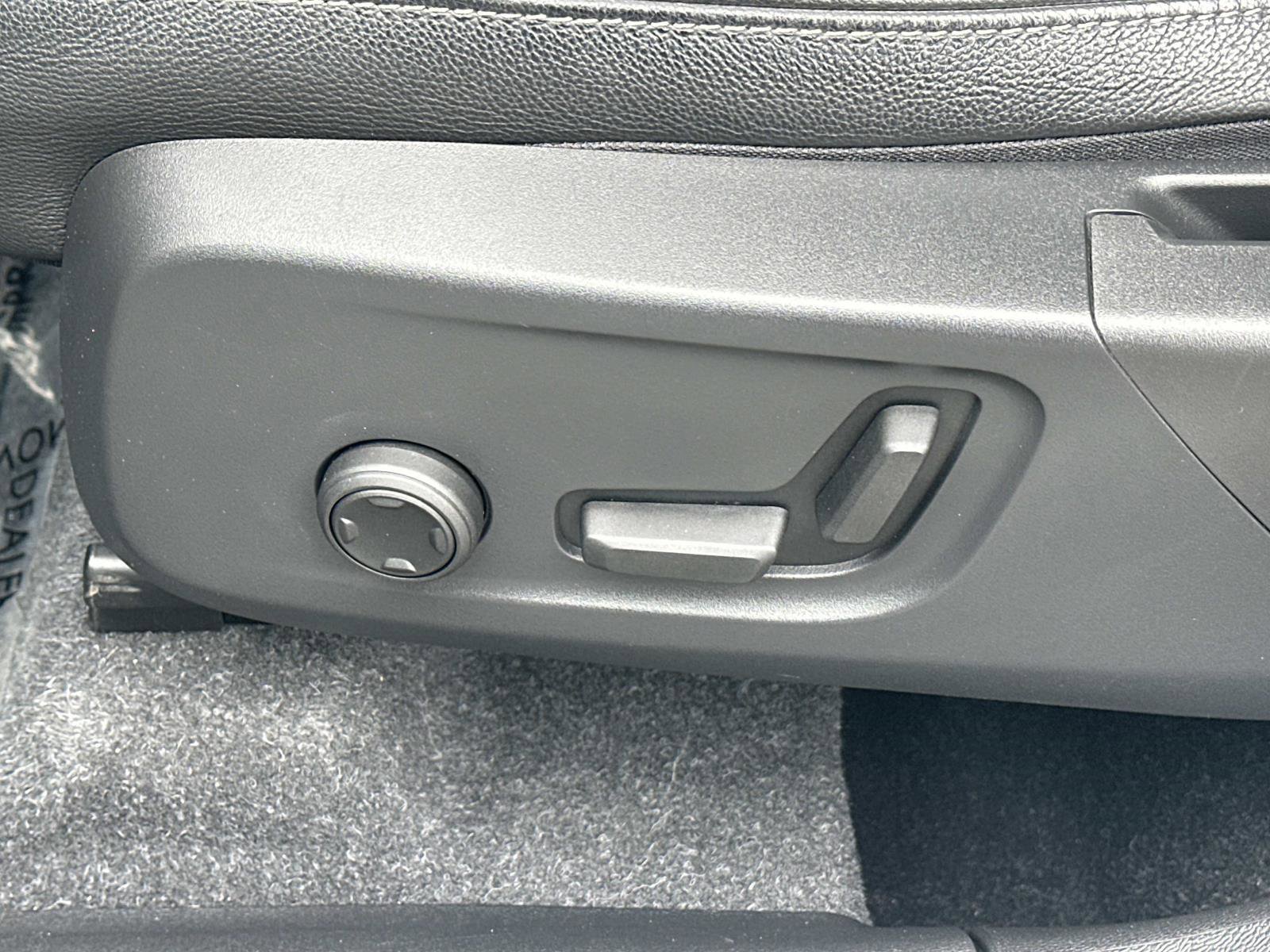 Certified 2021 Volvo XC40 T5 Momentum w/ Premium Package image 18