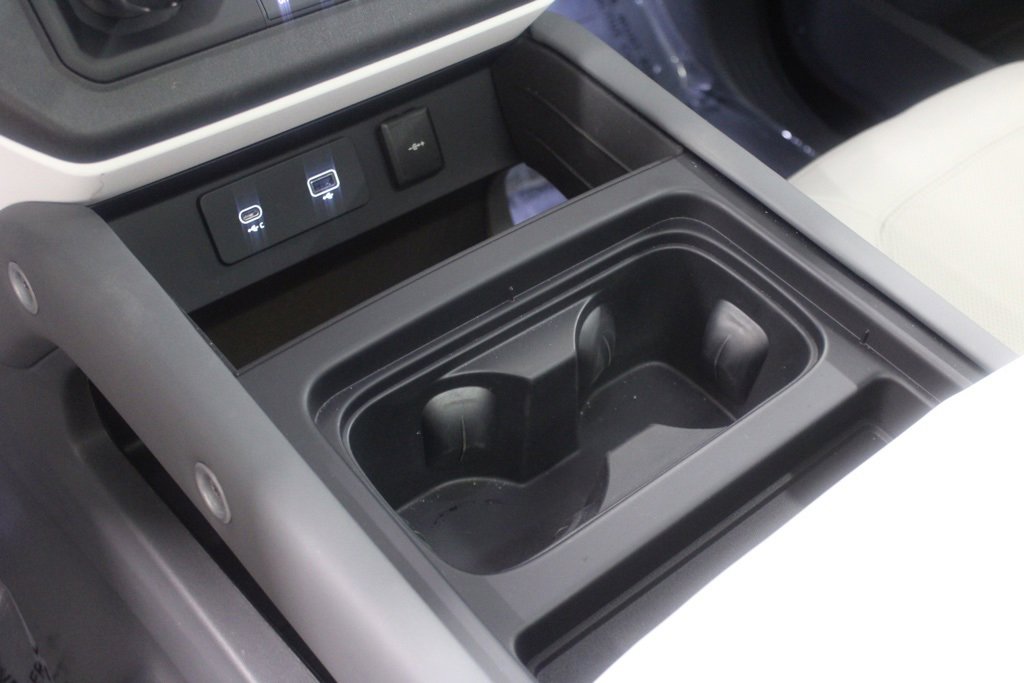 Used 2023 Land Rover Defender 130 SE image 33