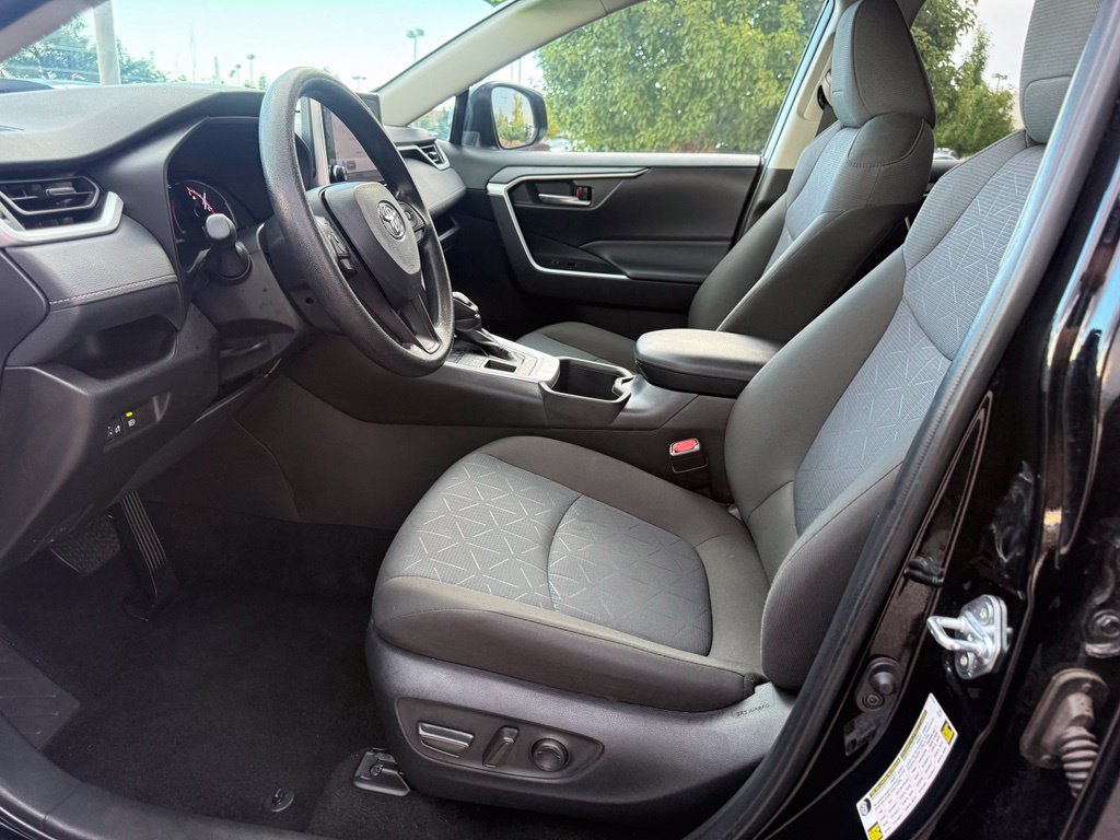 Used 2025 Toyota RAV4 XLE AWD/4WD image 12