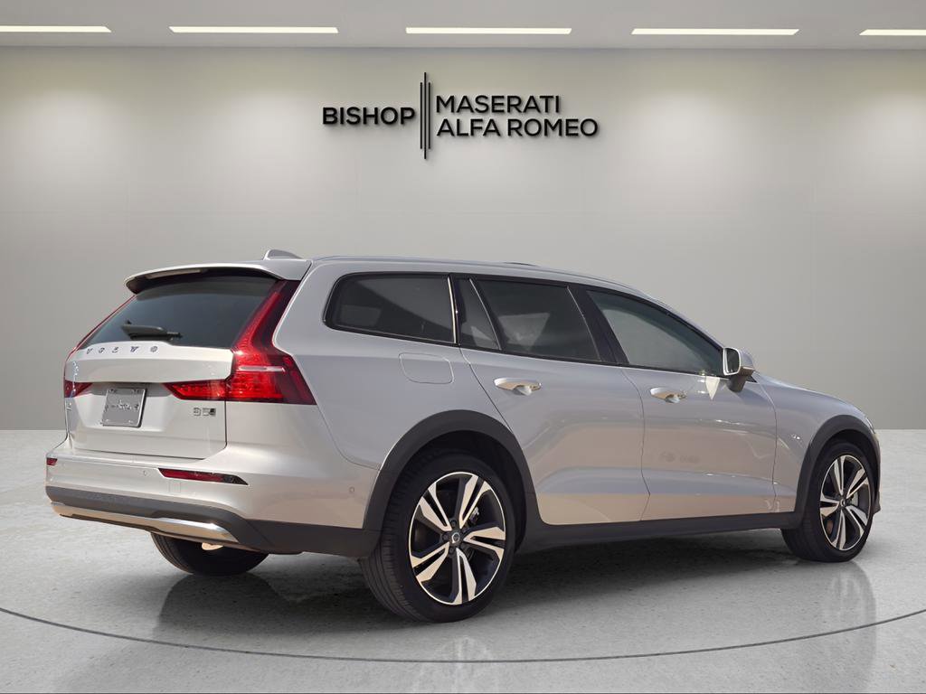 Used 2025 Volvo V60 B5 Cross Country Plus image 4