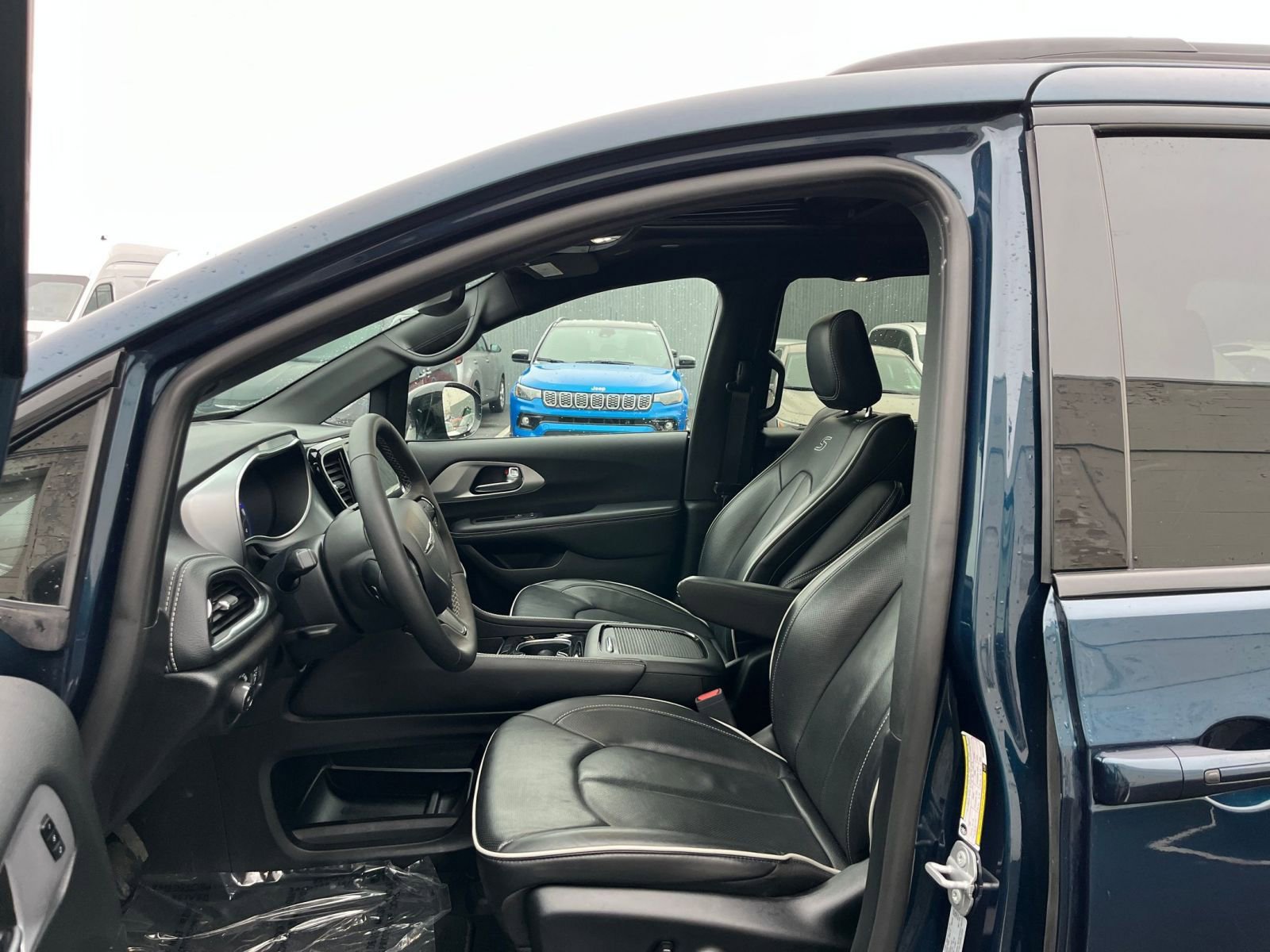 Used 2025 Chrysler Pacifica Limited image 29