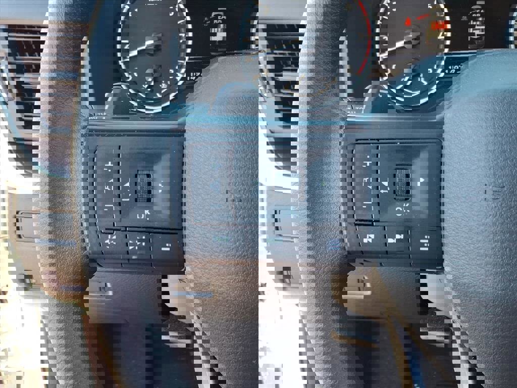 Used 2025 Nissan Rogue S image 17