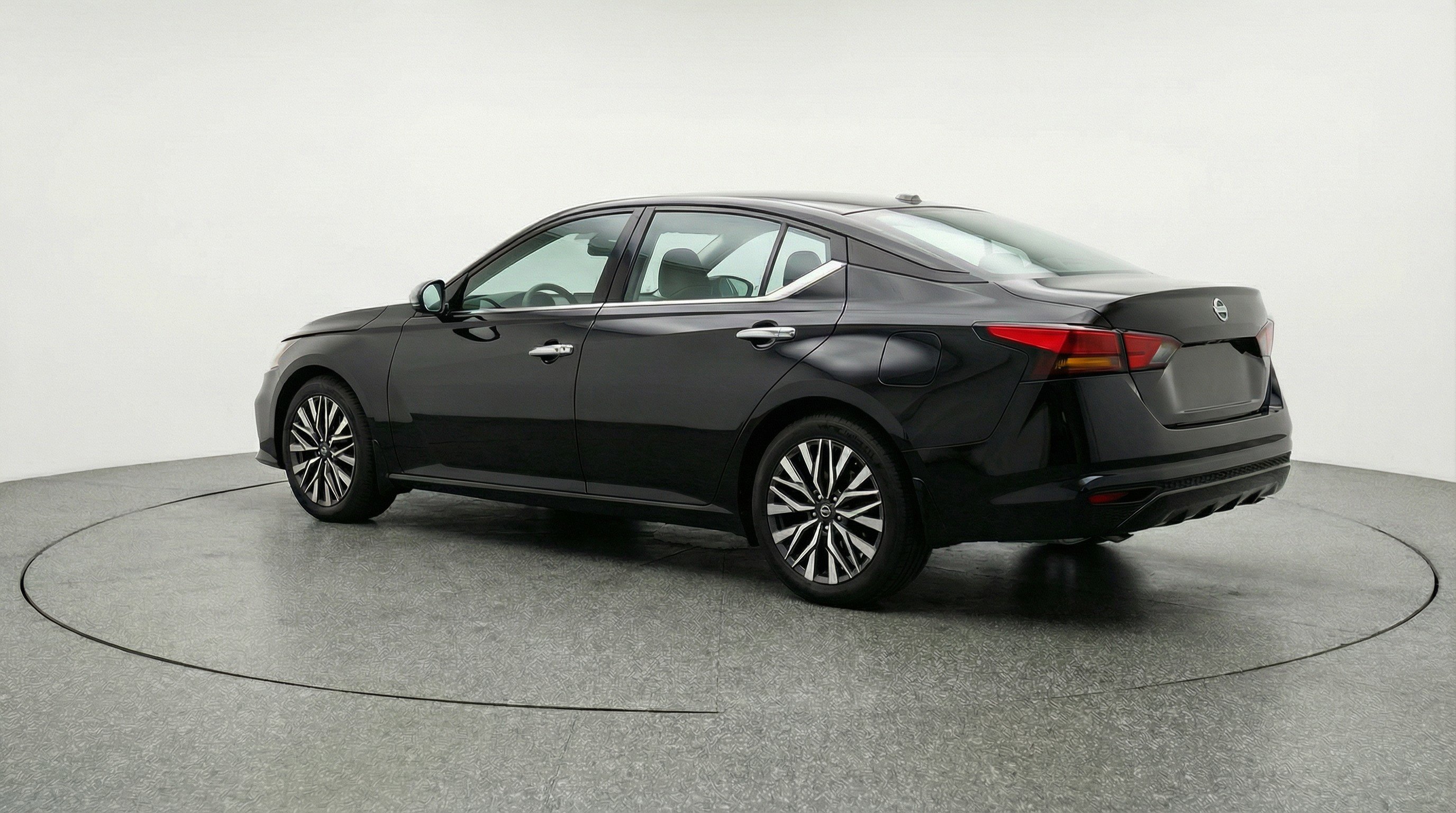 Used 2025 Nissan Altima 2.5 SV image 6