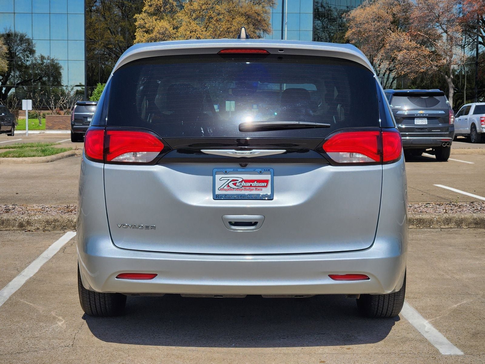 Used 2023 Chrysler Voyager LX image 5