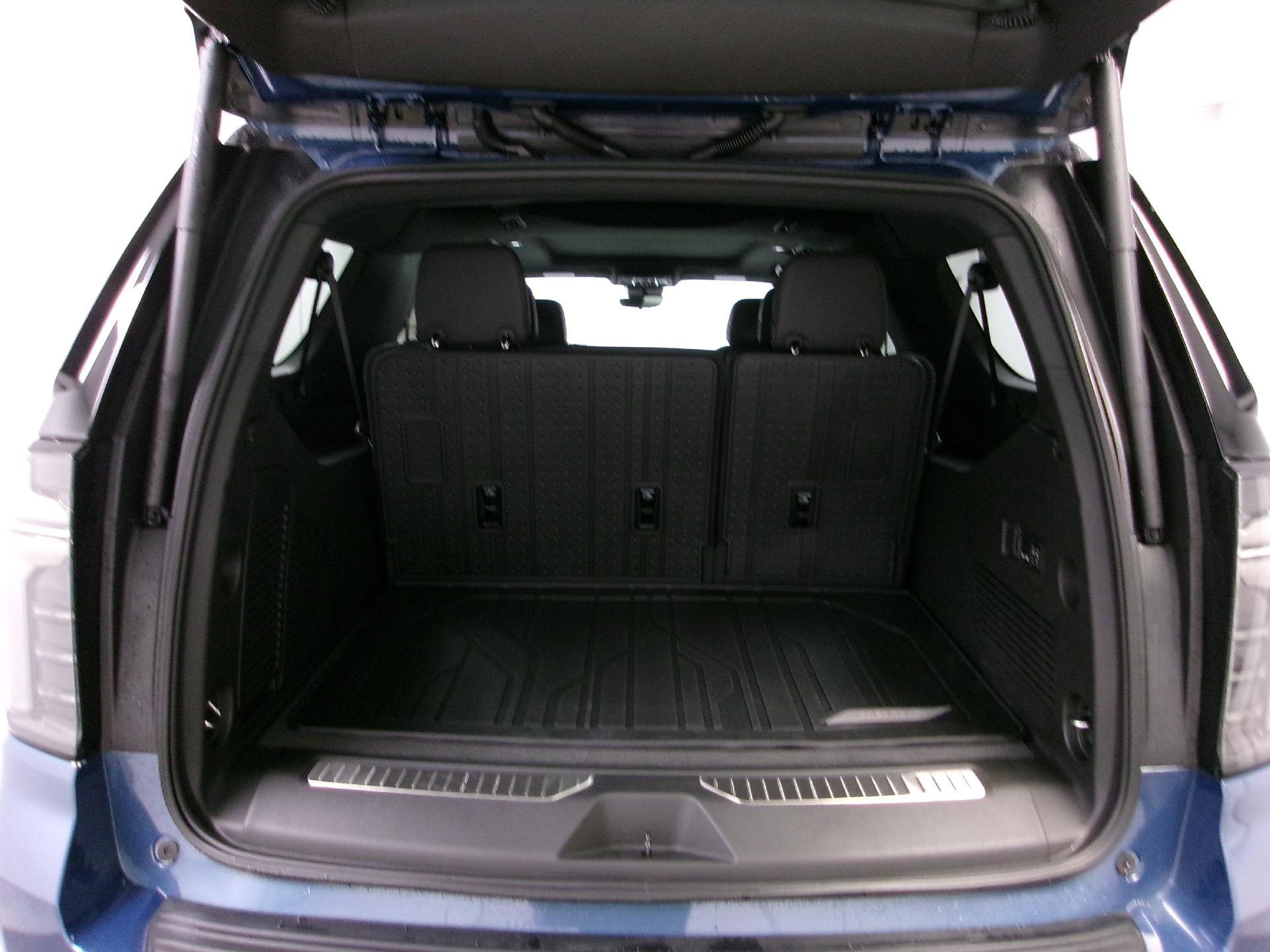 New 2026 Chevrolet Suburban High Country w/ Sun And Tow Package AWD/4WD image 15