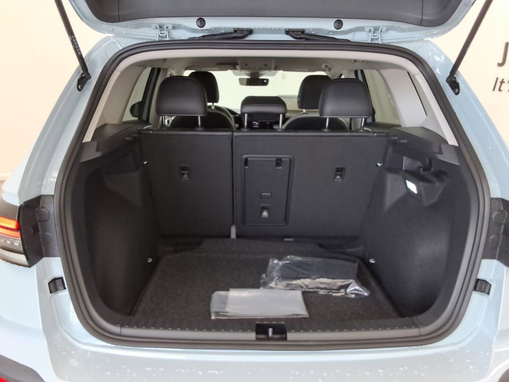 Used 2025 Volkswagen Taos SE image 18