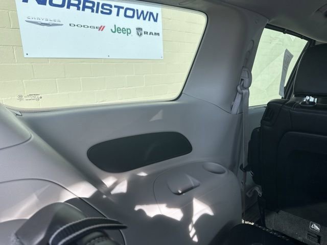 Used 2023 Chrysler Pacifica Touring-L image 16