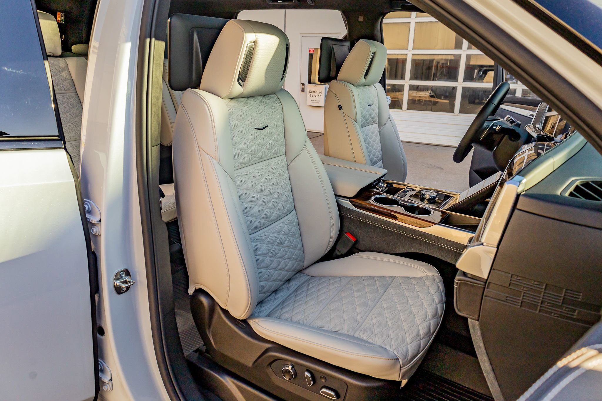 Used 2026 Cadillac Escalade Platinum Sport w/ LPO, ONYX Package image 31