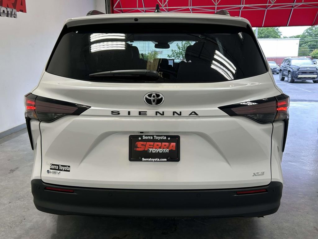 Used 2026 Toyota Sienna XLE FWD image 4