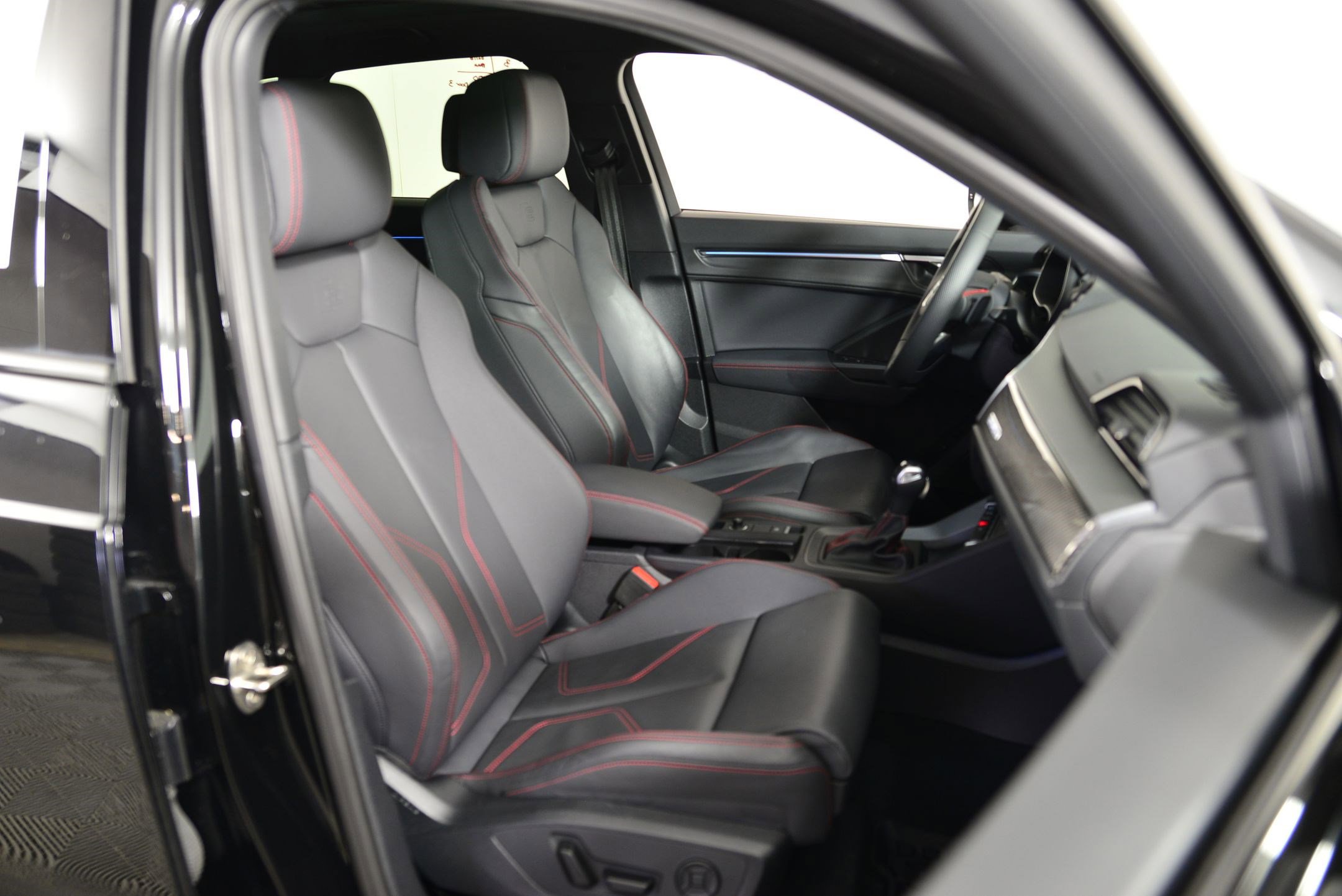 Certified 2025 Audi Q3 2.0T Premium Plus w/ Premium Plus Package image 18