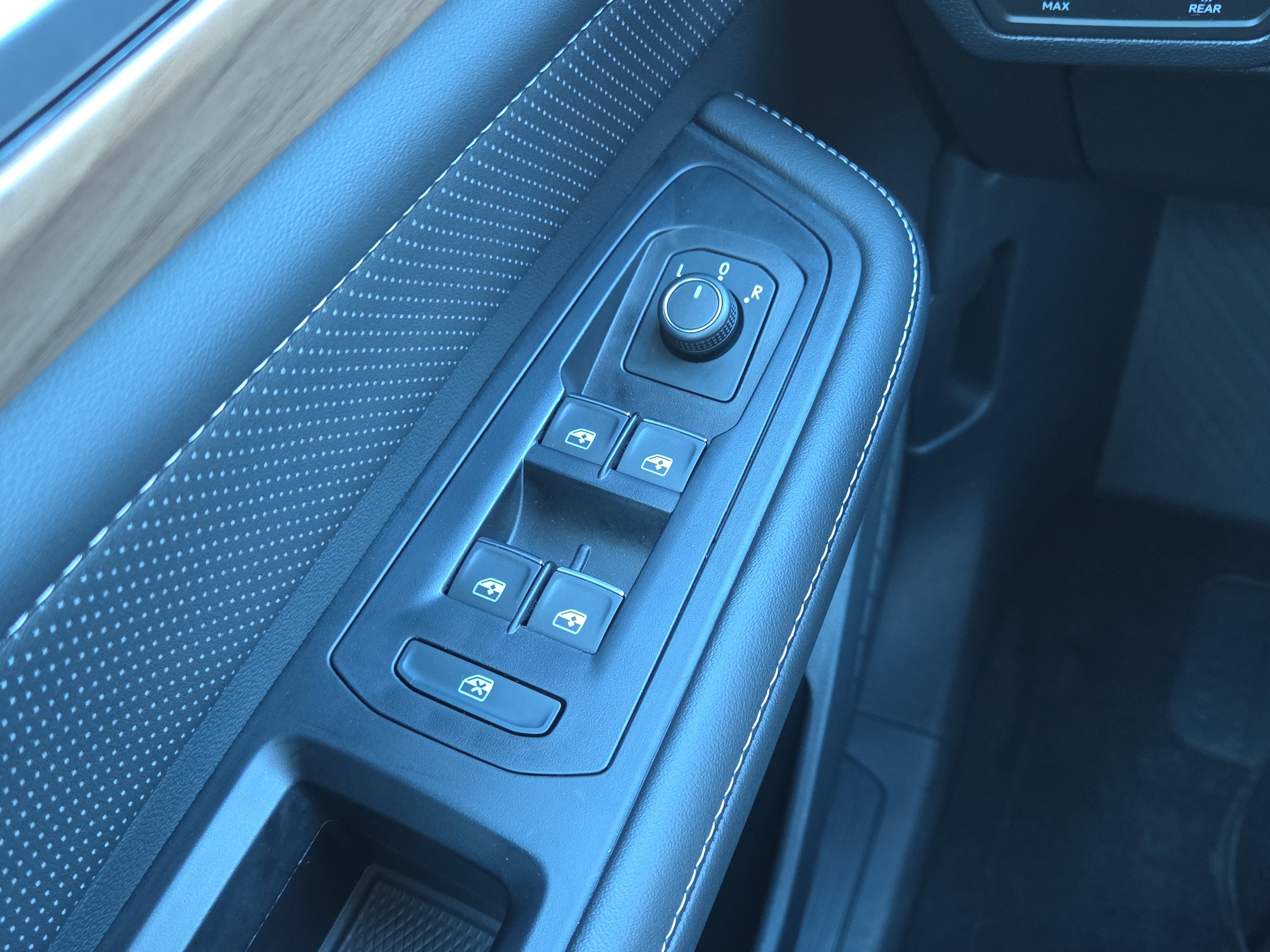 Used 2025 Volkswagen Atlas SE image 13