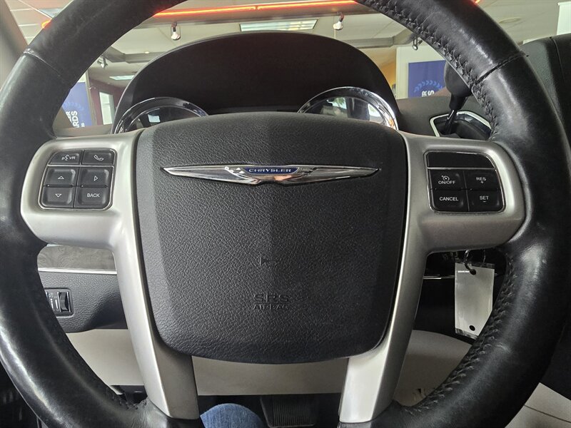Used 2015 Chrysler Town & Country Touring w/ Driver Convenience Group FWD image 29