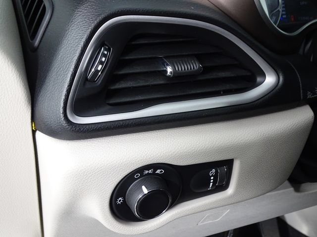 Used 2021 Chrysler Voyager L FWD image 18