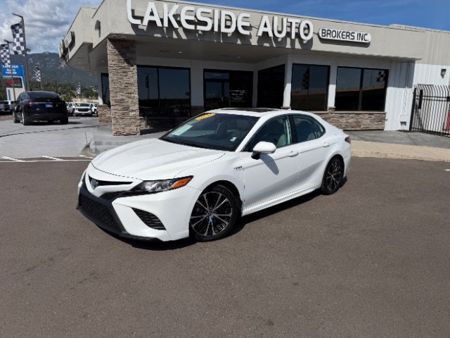 Used 2020 Toyota Camry SE w/ Sunroof Package FWD image 2