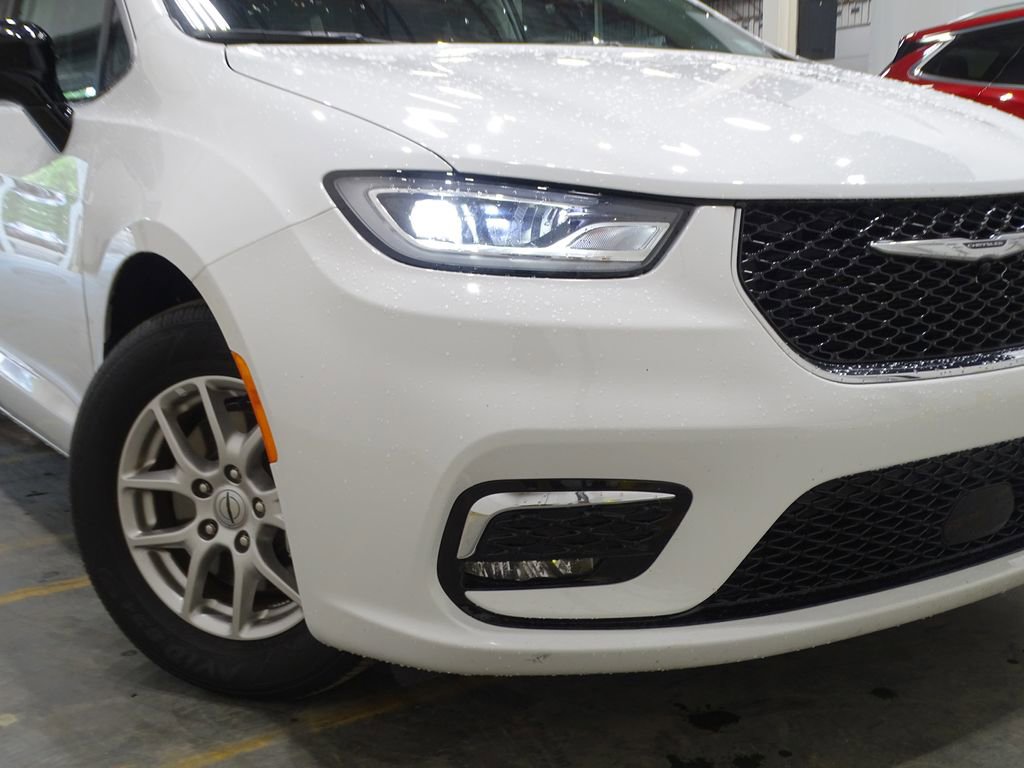 Used 2024 Chrysler Pacifica Touring-L image 48