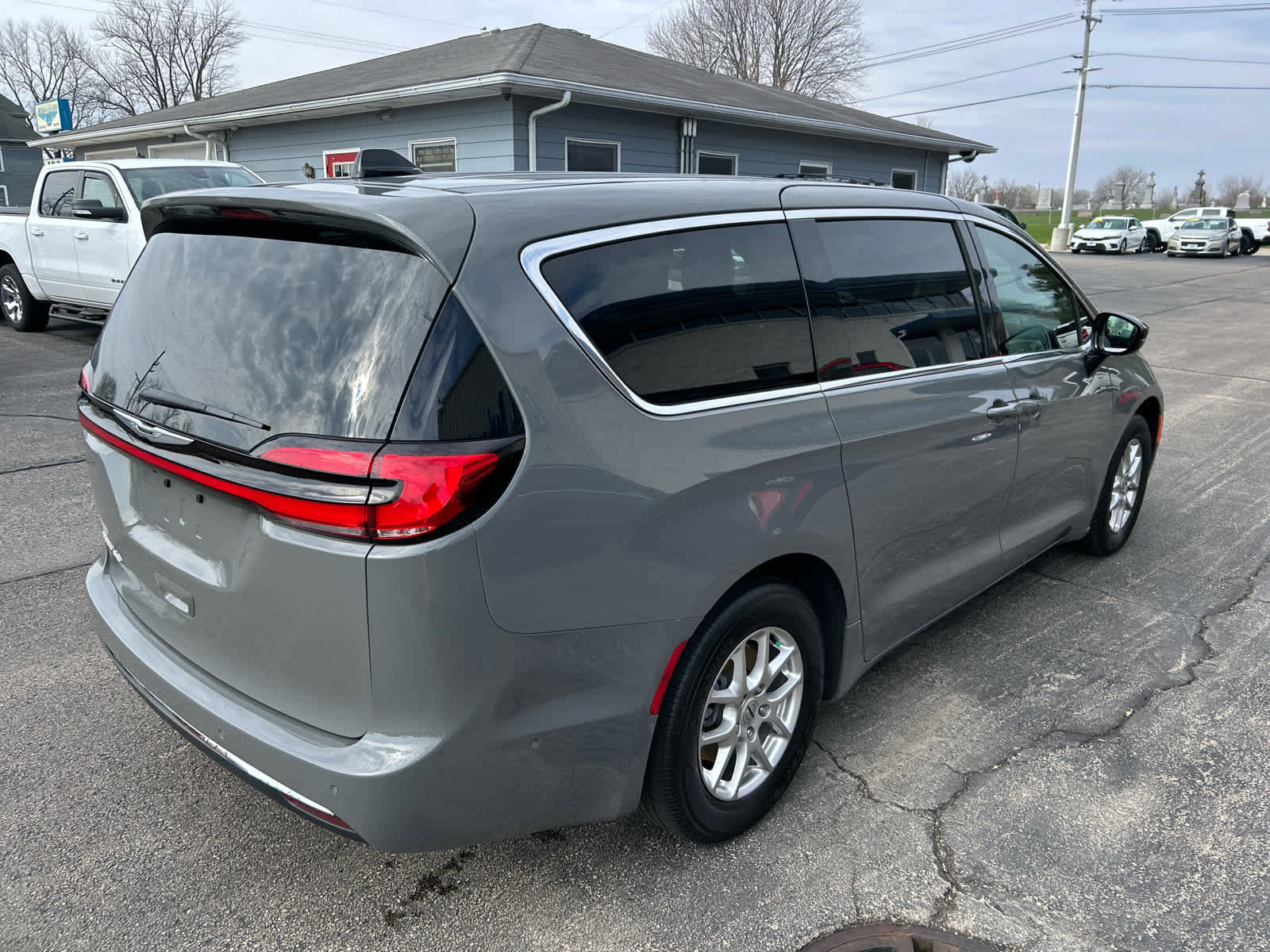 Used 2025 Chrysler Pacifica Select FWD image 3
