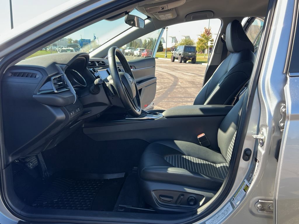 Used 2020 Toyota Camry SE image 14