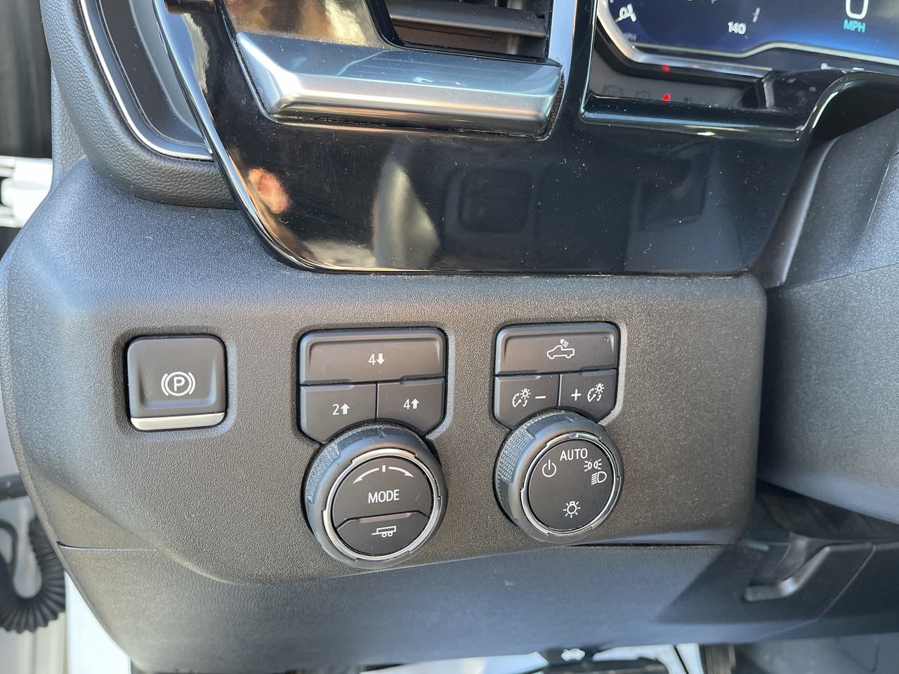 Used 2024 Chevrolet Silverado 2500 LT AWD/4WD image 18