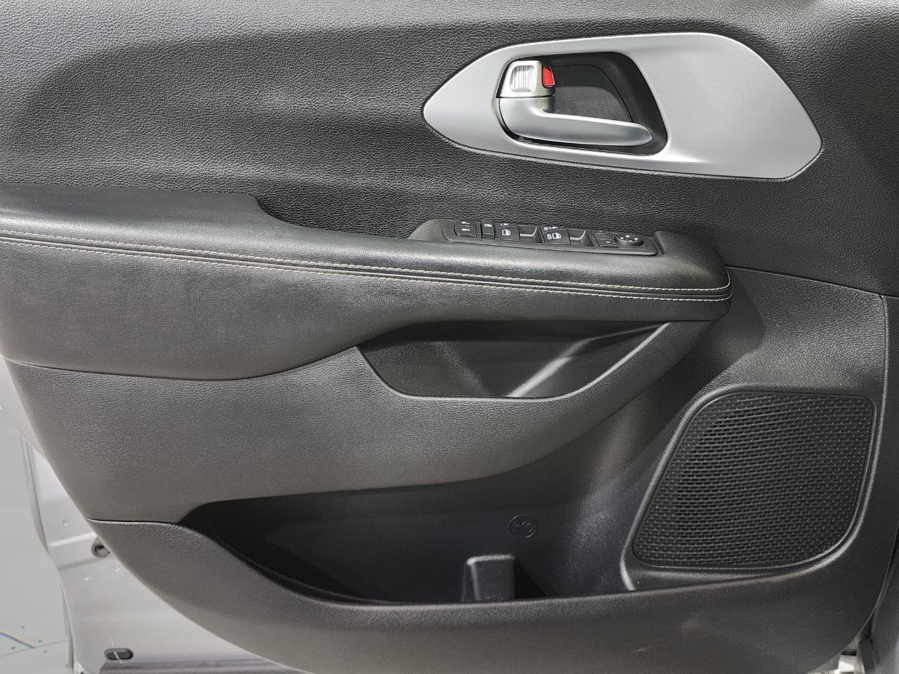 Used 2020 Chrysler Pacifica Touring w/ S Appearance Package image 19