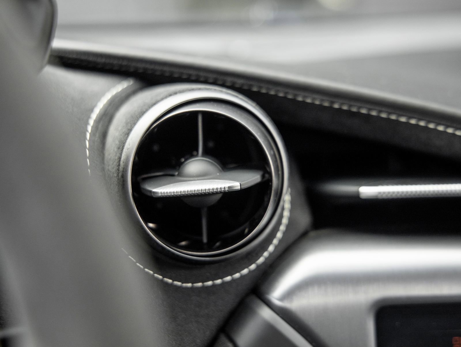 Used 2024 McLaren 750S Spider image 33