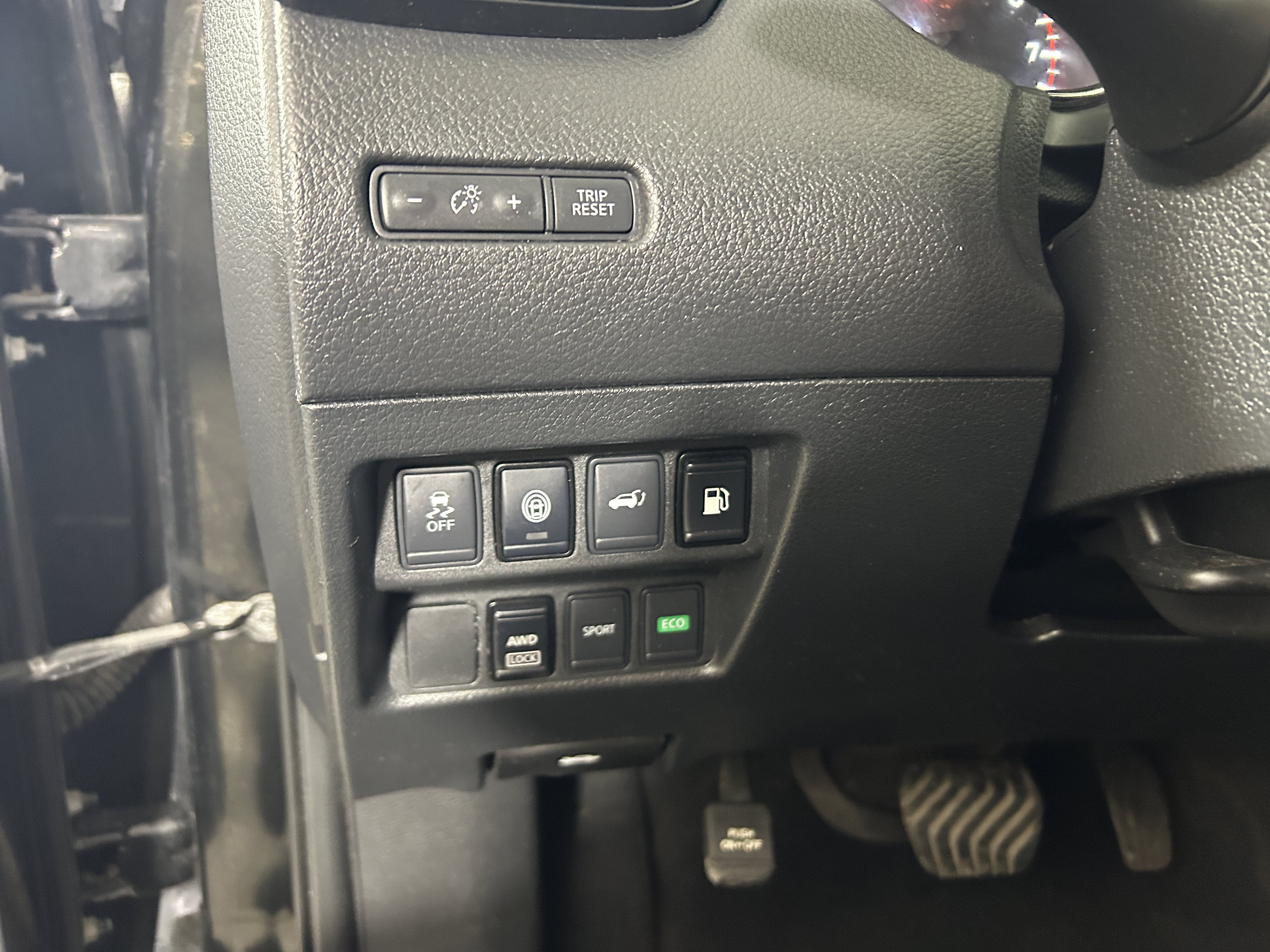 Used 2020 Nissan Rogue SV AWD/4WD image 17