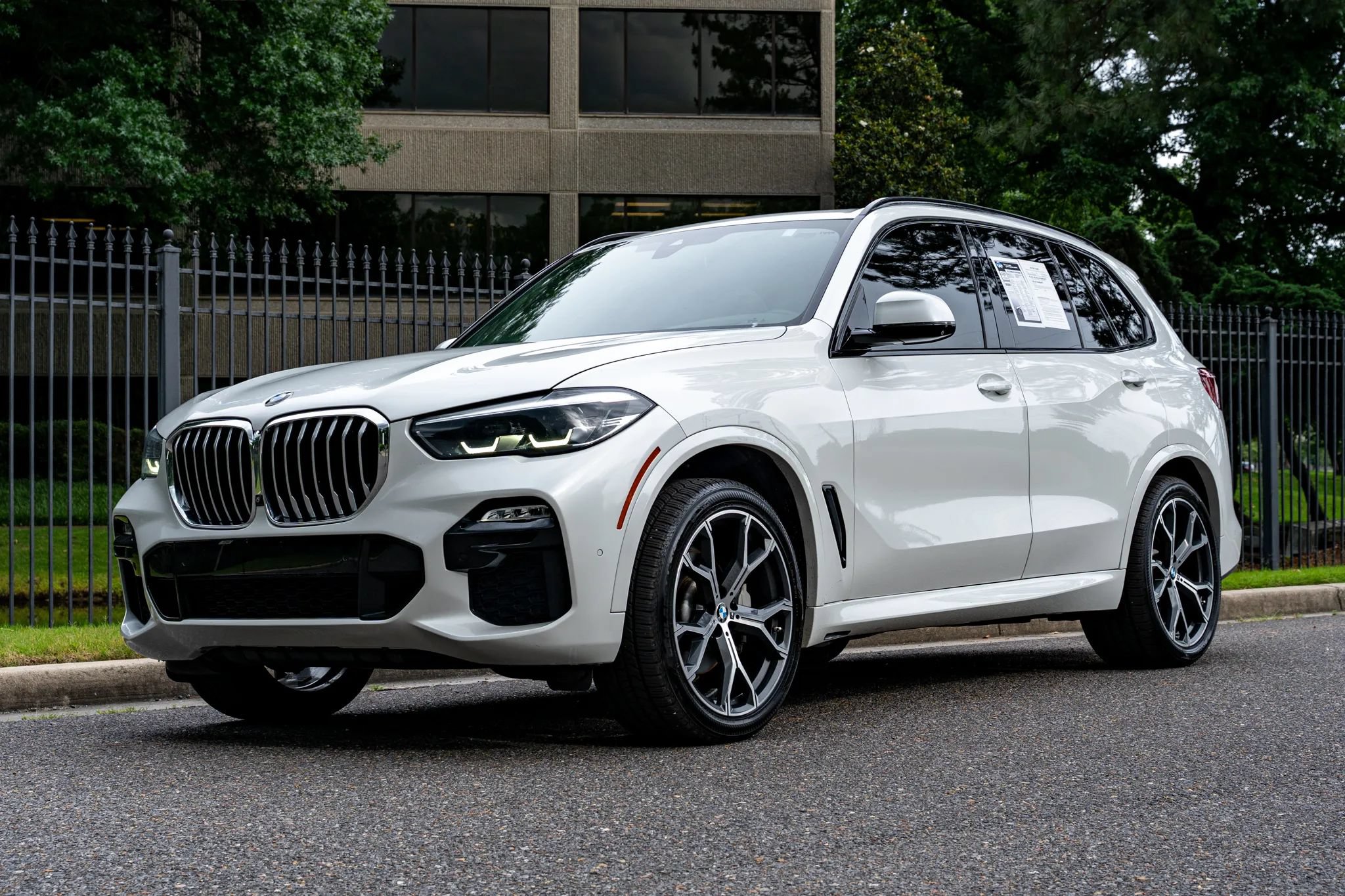 Used 2019 BMW X5 xDrive40i w/ M Sport Package AWD/4WD image 2