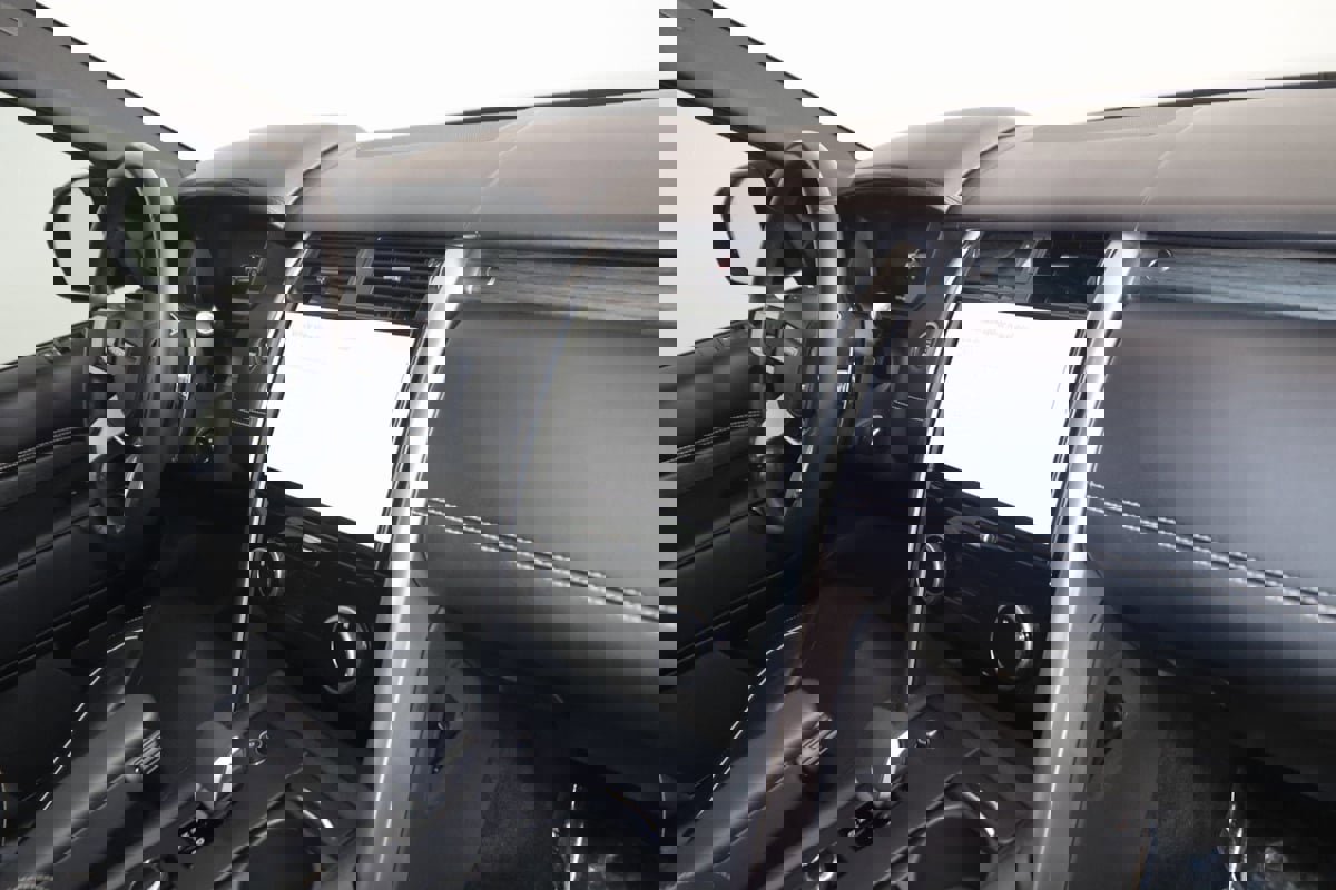 Used 2023 Land Rover Discovery Metropolitan Edition image 45