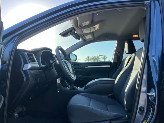 Used 2019 Toyota Highlander LE AWD/4WD image 9