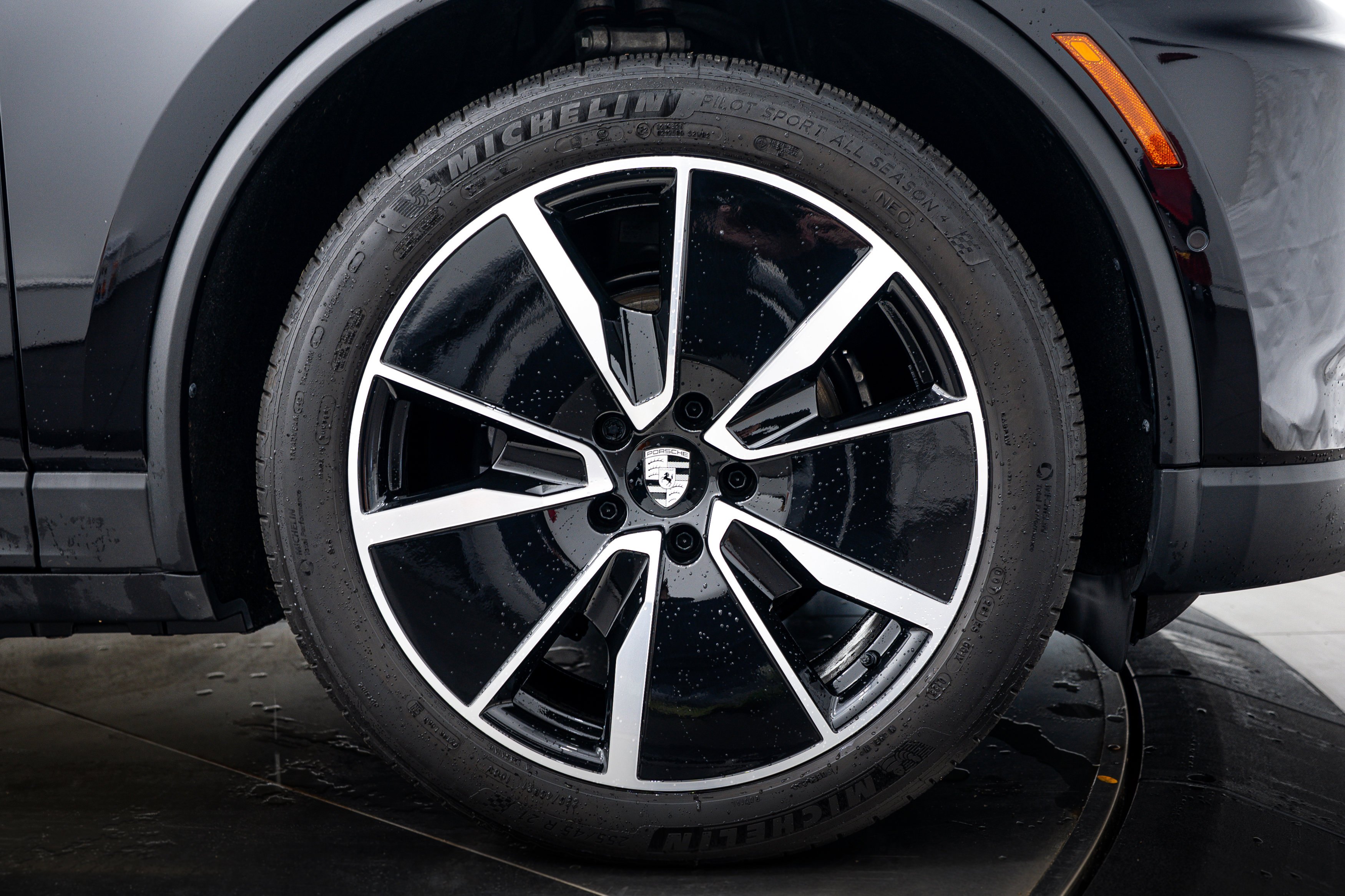 Certified 2025 Porsche Macan 4 Electric AWD/4WD image 11