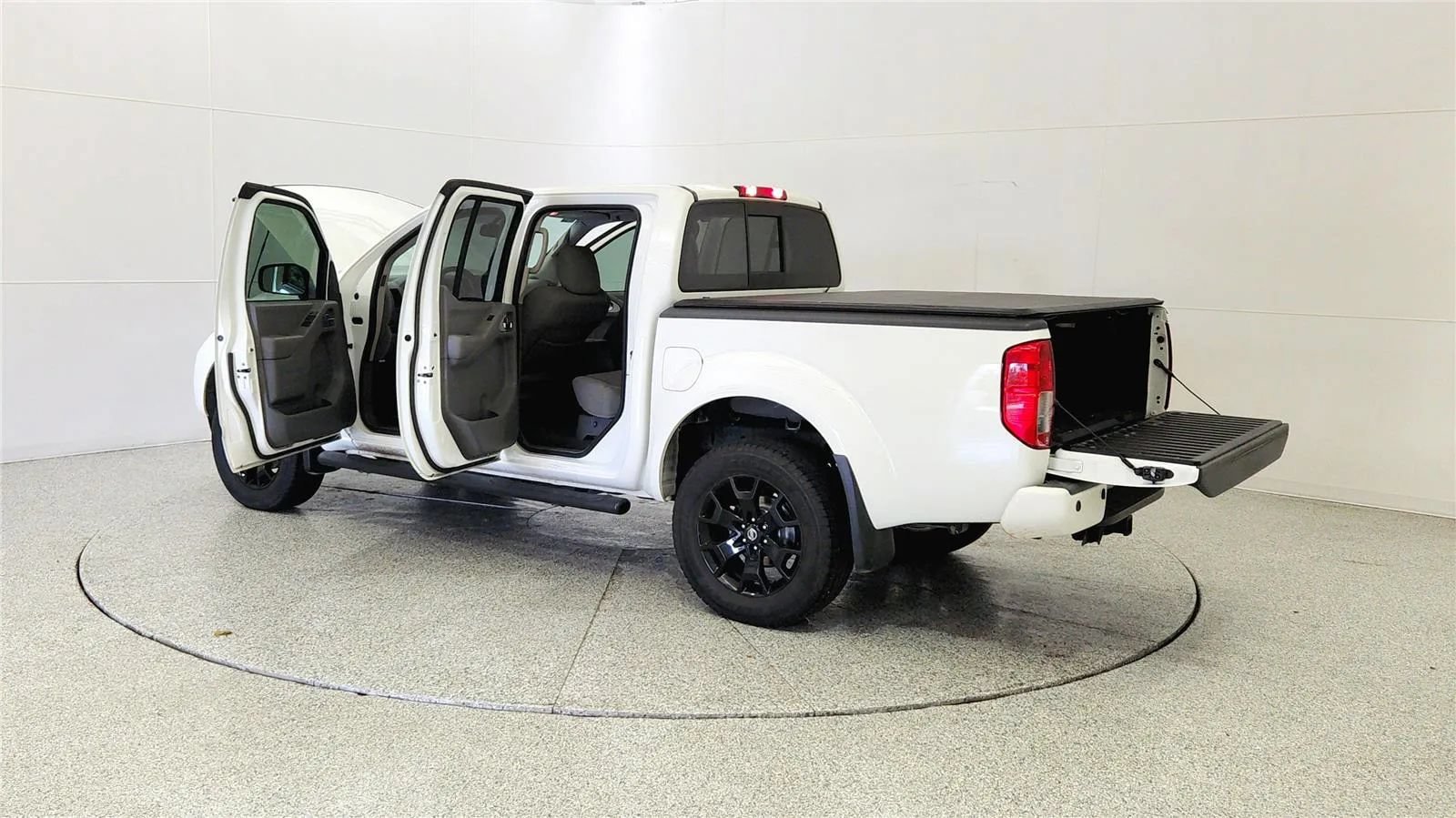 Used 2021 Nissan Frontier SV w/ Midnight Edition Floor Mats AWD/4WD image 11