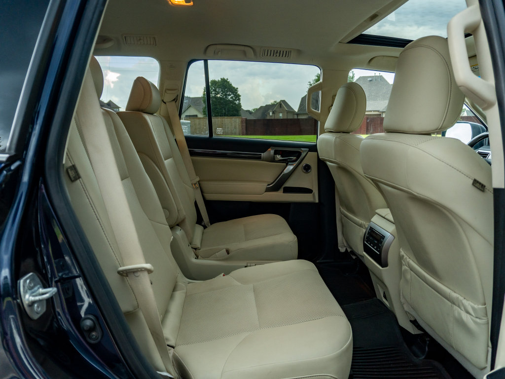 Used 2023 Lexus GX 460 Premium w/ Accessory Package AWD/4WD image 18