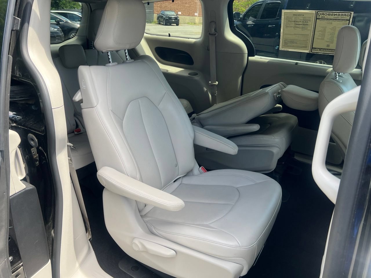 Used 2021 Chrysler Pacifica Touring-L FWD image 23