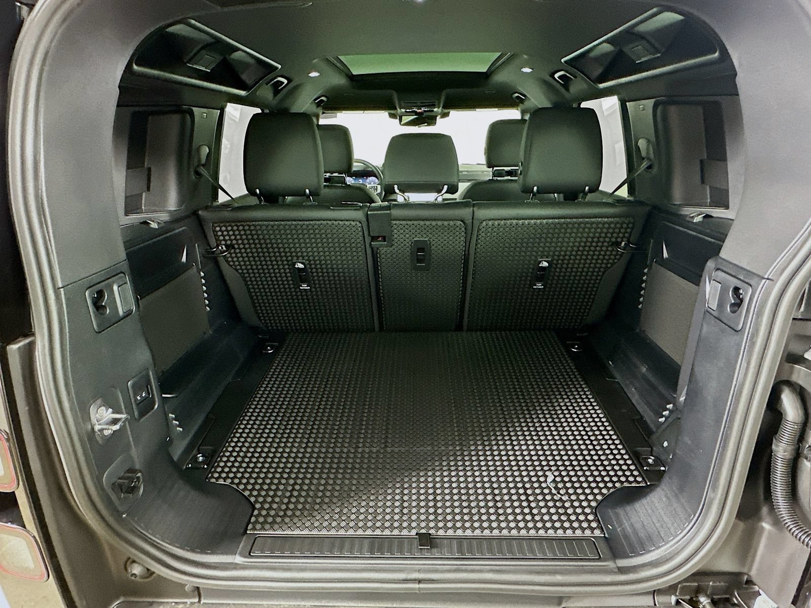 New 2026 Land Rover Defender 110 X-Dynamic SE AWD/4WD image 40