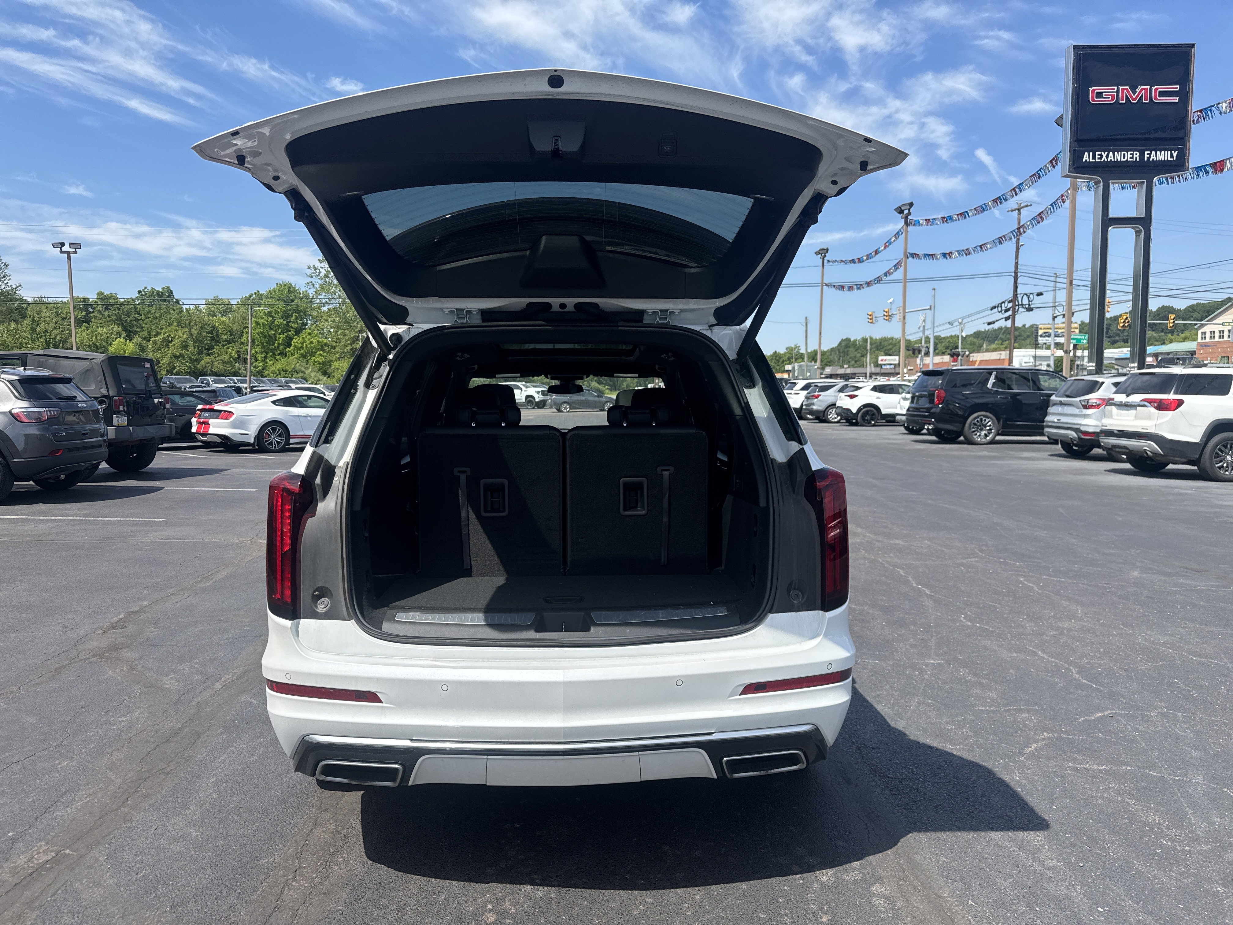 Used 2024 Cadillac XT6 Luxury w/ LPO, Floor Liner Package AWD/4WD image 5