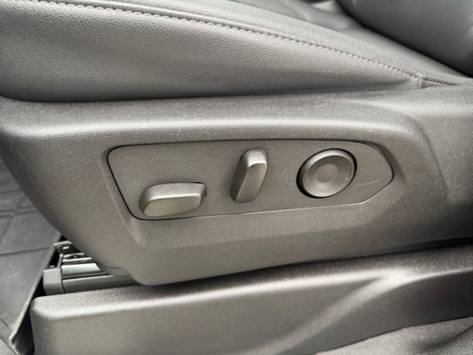 Used 2025 Chevrolet Tahoe Z71 w/ Comfort Package image 11