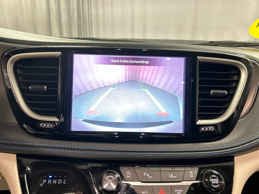 Used 2021 Chrysler Pacifica Touring-L FWD image 16