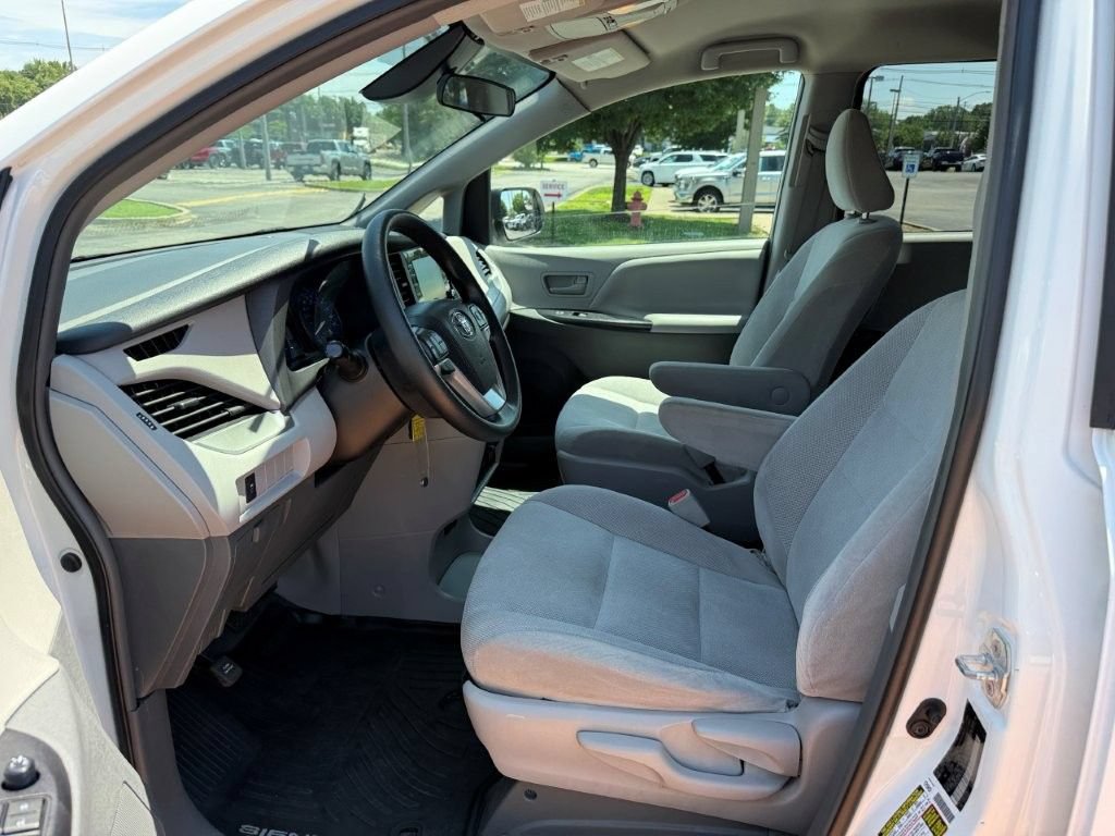 Used 2019 Toyota Sienna L FWD image 12